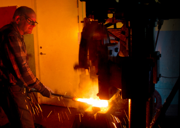 00 Conny Persson handforging damascus steel with one of his four air hammers1920